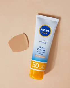 Sun UV Face Shine Control matujący krem do twarzy z wysoką ochroną SPF50 Medium Tinted 50ml